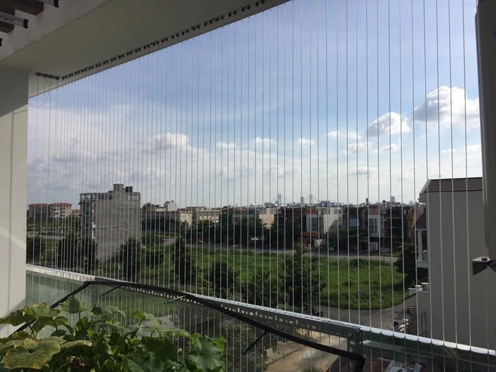 Lắp đặt lưới c&aacute;p ban c&ocirc;ng ở Quận 1 TP HCM: Giải ph&aacute;p an to&agrave;n v&agrave; thẩm mỹ