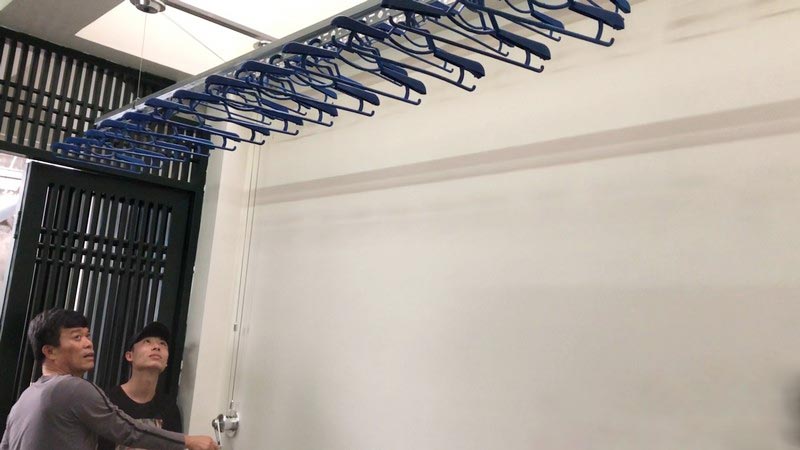Nhân viên tiến hành hướng dẫn sử dụng giàn phơi sau khi lắp đặt