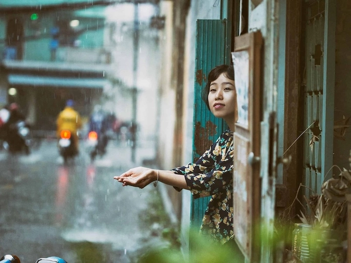 Mùa mưa Sài Gòn và giải pháp bạt che nắng mưa cho mọi nhà