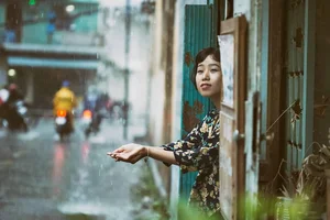 Mùa mưa Sài Gòn và giải pháp bạt che nắng mưa cho mọi nhà