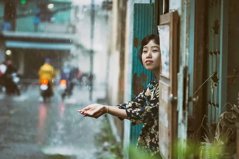 Mùa mưa Sài Gòn và giải pháp bạt che nắng mưa cho mọi nhà